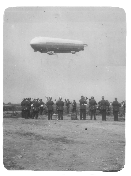 Die Militƒ¤rkapelle beim Ankunft von Graf Zeppelin mit Z II in Kƒ¶ln-Bickendorf