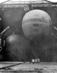 Ein Militrballon vor der Luftschiffhalle Kln-Bickendorf