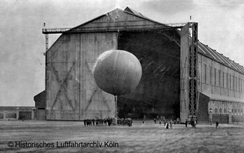 Ein Militrballon vor der Luftschiffhalle Kln-Bickendorf