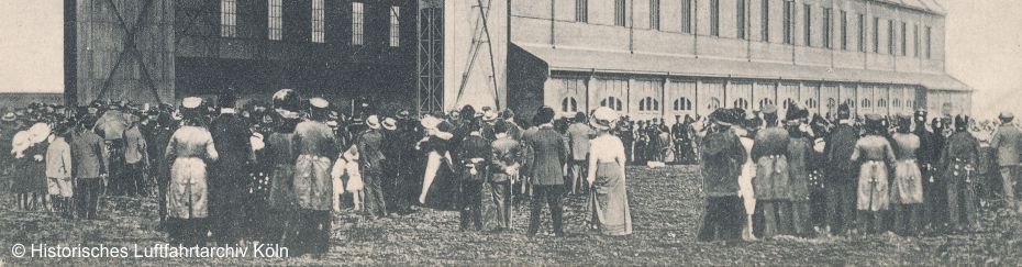 Zuschauer vor der Luftschiffhalle Kln-Bickendorf