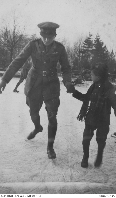Lieutenant N. C. Johnson bringt Henri das Eislaufen auf dem zugefrorenen Weiher des Klner Stadtwald bei.