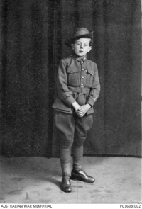 London - Henri "Little Digger" in seiner neuen Uniform als stellvertretenden Unteroffizier ehrenhalber. Am linken rmel trgt er stolz seine zwei Verwundeten-abzeichen.