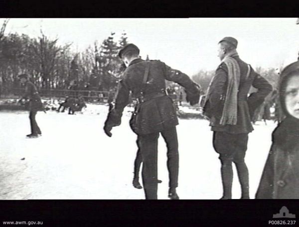 Soldaten der 4th Squadron beim Eislaufen auf dem zugefrorenen Weiher des Klner Stadtwald. Henri guckt sehr skeptisch in die Kamera. 