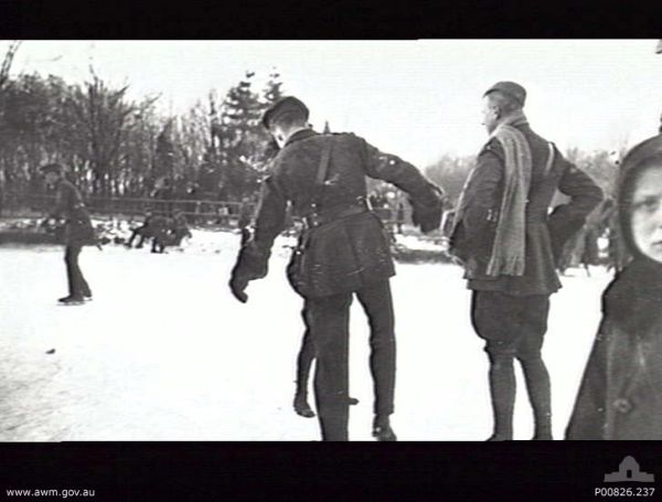 Soldaten der 4th Squadron beim Eislaufen auf dem zugefrorenen Weiher des Kölner Stadtwald. Henri guckt sehr skeptisch in die Kamera.