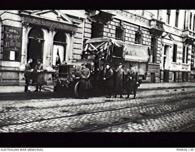 Australische Offiziere vor dem Hotel Kaiserhof Köln Hansaring