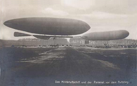 Luftschiffe Gro und Parseval Start vor der Luftschiffhalle Kln