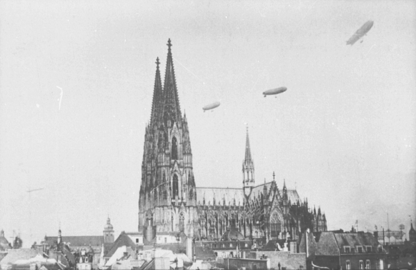 Luftschiffmanöver 1910 Parade am Kölner Dom