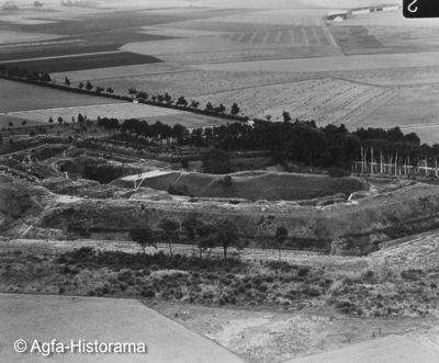 Fort III im Hintergrund die Flugzeughallen 3 und 4 der Fliegerstation Butzweilerhof