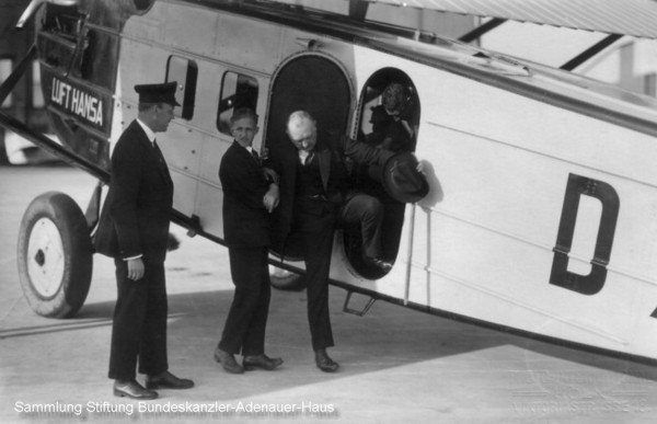 Konrad Adenauer, Oberbürgermeister von Köln, auf dem Flughafen Köln Butzweilerhof