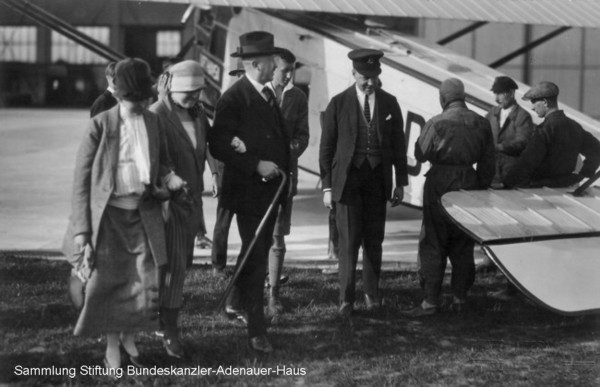 Konrad Adenauer, Oberbürgermeister von Köln, auf dem Flughafen Köln Butzweilerhof