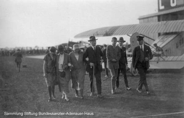 Konrad Adenauer, Oberbürgermeister von Köln, auf dem Flughafen Köln Butzweilerhof