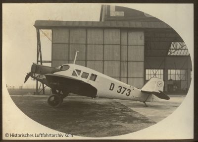 Junkers F 13 D 373 auf dem Flughafen Kln Butzweilerhof vor der R-Halle