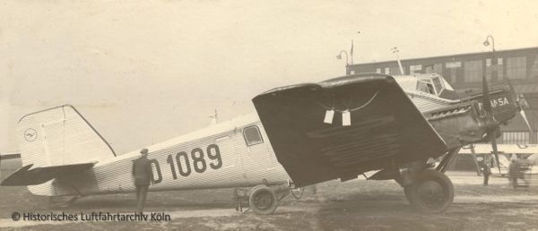 Junkers G 24 auf dem Flughafen Kln Butzweilerhof vor der R-Halle 