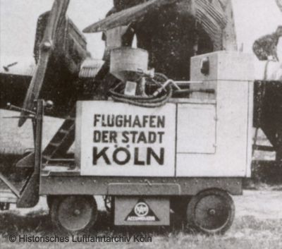 Akkumulatorenwagen zum Anlassen von Flugzeugmtoren auf dem Flughafen Kln Butzweilerhof um 1926