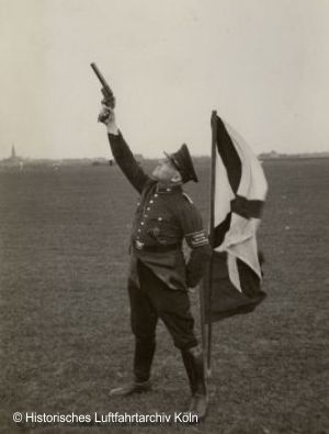 Luftpolizist Albert Grnberg mit Leuchtpistole auf dem Flughafen Kln Butzweilerhof um 1929