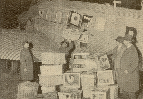 Verladen von Fracht in ein Junkers-Flugzeug am Flughafen Kln Butzweilerhof