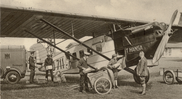 Verladen von Luftpost am Flughafen Kln Butzweilerhof