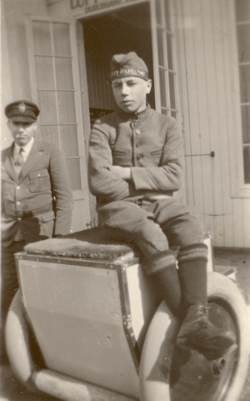Hans Kündgen Luftboy auf dem Flughafen Köln Butzweilerhof