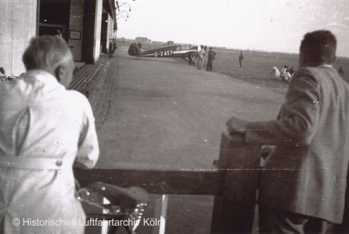 Flughafen Köln Butzweilerhof 1926 Blick von der Besucherterasse entlang der Flugzeughallen