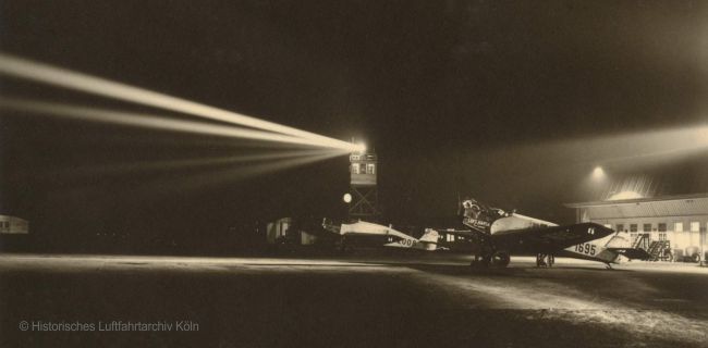 Nachtaufnahme mit Scheinwerferlicht Flughafen Kln Butzweilerhof 1929