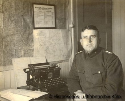 Polizeiobermeister Albert Grünberg im Büro der Flugwache des Flughafen Köln Butzweilerhof