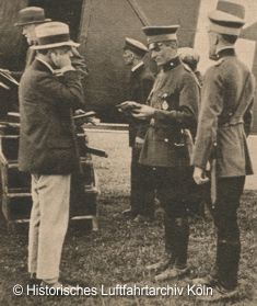 Passkontrolle durch die Luftpolizei Flughafen Köln Butzweilerhof 1926