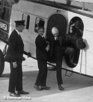 Konrad Adenauer steigt aus einer Dornier-Merkur aus auf dem Flughafen Kln Butzweilerhof 1926