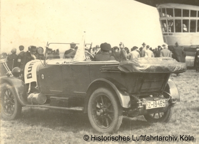 Dienstwagen der Luftpolizei Klnauf dem Flughafen Kln Butzweilerhof rechts die Kanzel des Luftschiff LZ 127 "Graf Zeppelin"