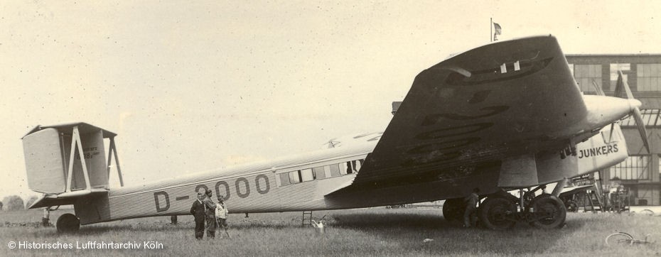 Die Junker G 38 D-2000 "Deutschland" auf dem Flughafen Köln.
