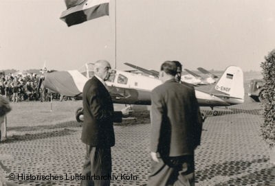 Das Geburtstagskind Jakob Mltgen vor der neuen Klemm 107 B D-ENOF "Kbes Mltgen".