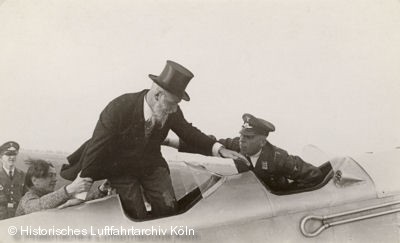 "Professor Derkum" ließ sich auch nicht von Liesel Bach und dem Leiter der Kölner Luftpolizei Willi Kantstein abhalten ein Flugzeug zu besteigen.