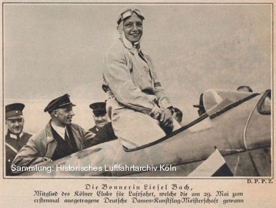 Liesel Bach nahm nach ihrer Kunstflugprfung als erstes die Glckwnsche ihre Fluglehrers Jakob Mltgen entgegen.