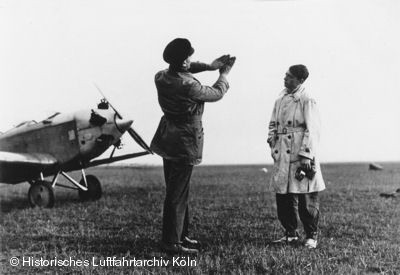 Jakob Mltgen zeigt Liesel Bach ein Flugmanver