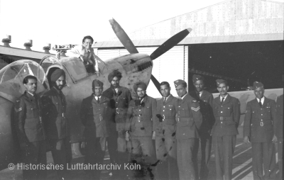 Liesel Bach bei der Indischen Luftwaffe fliegt eine Spitfire.