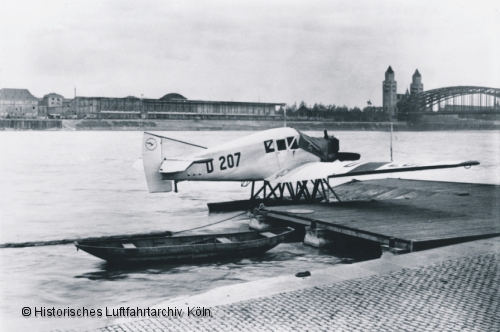 Wasserflugzeug F 13 vor alten Messegebäude