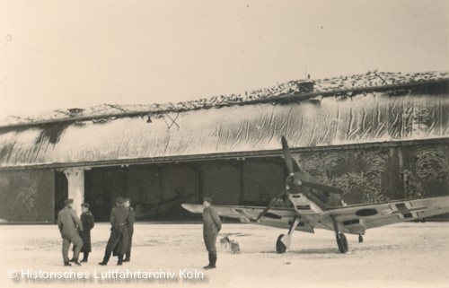 Butzweilerhof 1939 Me 109 vor der Halle 1. Links im Bild (v. l. n. r.) Stuffz Helmut Goedert, Uffz. Heinz Pohland, Oblt. Hachfeld, UFw. Kurt Grbing, Uffz. Fridolin Volkmer