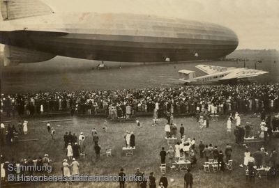 LZ 127 "Graf Zeppelin" und Junkers G 38 anlässlich des Rheinlandbefreiungsflug auf dem Flughafen Köln Butzweilerhof