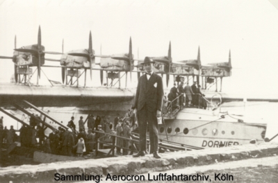 Besucher vor der DoX am 21.09.1932 in Köln