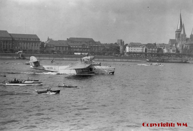 Die DoX am 21.09.1932 vor dem Gebäude der Bahnverwaltung und St. Kunibert mit Fahrtrichtung Norden zum Ankerplatz am Riehler Floßhafen