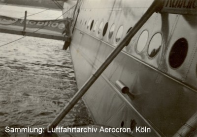 Nahaufnahme der DoX an ihrem Ankerplatz in Riehler Floßhafen am 21.09.1932 in Köln