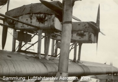 Aerocron: Nahaufnahme der Motoren der DoX an ihrem Ankerplatz in Riehler Floßhafen am 21.09.1932 in Köln