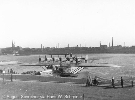 Die Dox an ihrem Liegeplatz im Riehler Flohafen. Im Hintergrund Kln-Mlheim