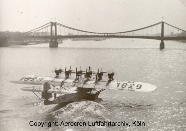 Die DoX nach der Wasserung nördlich der Mülheimer Brücke  auf der Fahrt zum Rheinufer an der Kölner Innenstadt