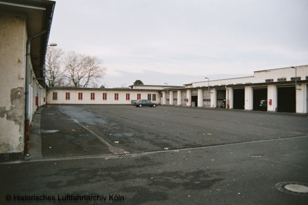 Betriebshof des Flughafen Köln Butzweilerhof Sicht in Richtung des Hauptportals