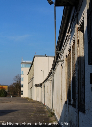 Der Betriebshof des Flughafen Köln Butzweilerhof auf der Seite des Rollfeld.