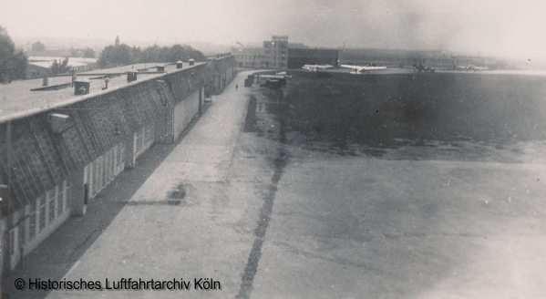 Flughafen Köln Butzweilerhof 1936. Sicht vom Verkehrsturm auf den Neubau.