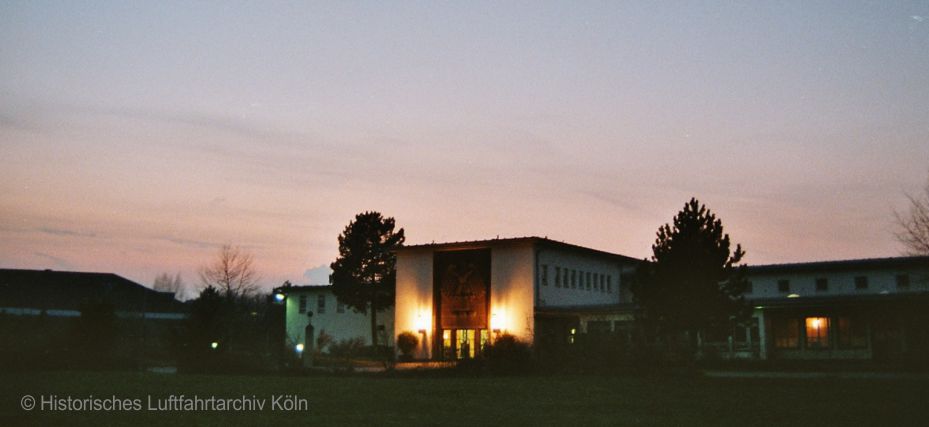 Die neu hergestellten Lampen am Hauptportal des Flughafen Kln Butzweilerhof