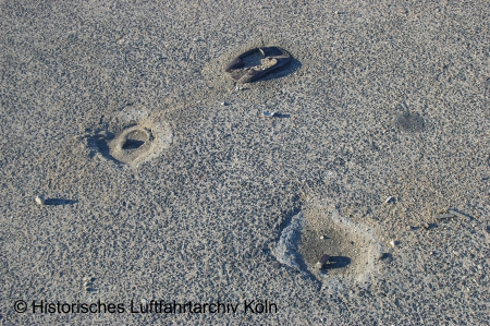 Bodenanker auf dem Rollfeld des Flughafen Kln Butzweilerhof