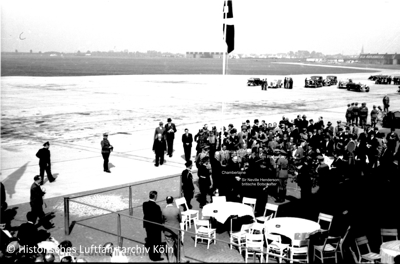 Empfang des britischen Premiereministers Neville Chamberlaine auf dem Flughafen Butzweielrhof durch Auenminister Ribbentrop und Staatssekretr von Weizscker