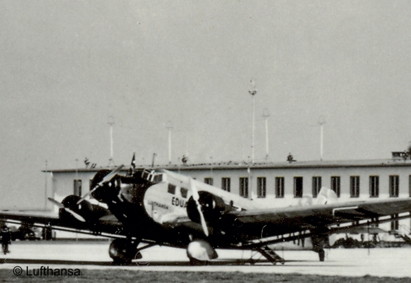 Funkanlage des Flughafen Köln Butzweilerhof auf dem Verwaltungsgebäude
